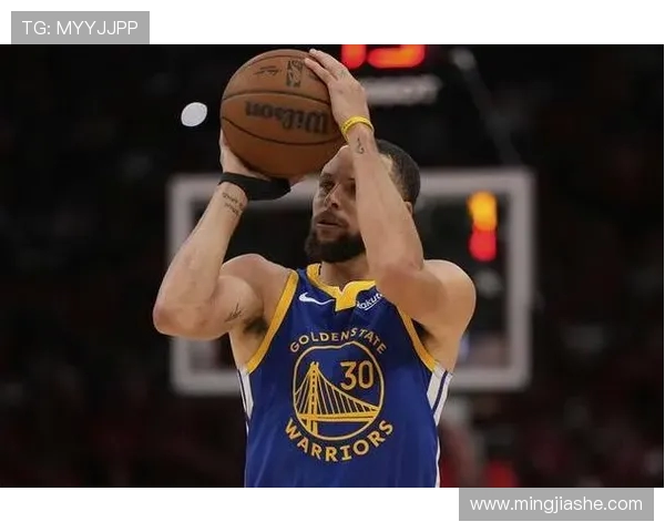 库里生涯第111次半场得分20并贡献5记三分球超越利拉德64次成就辉煌